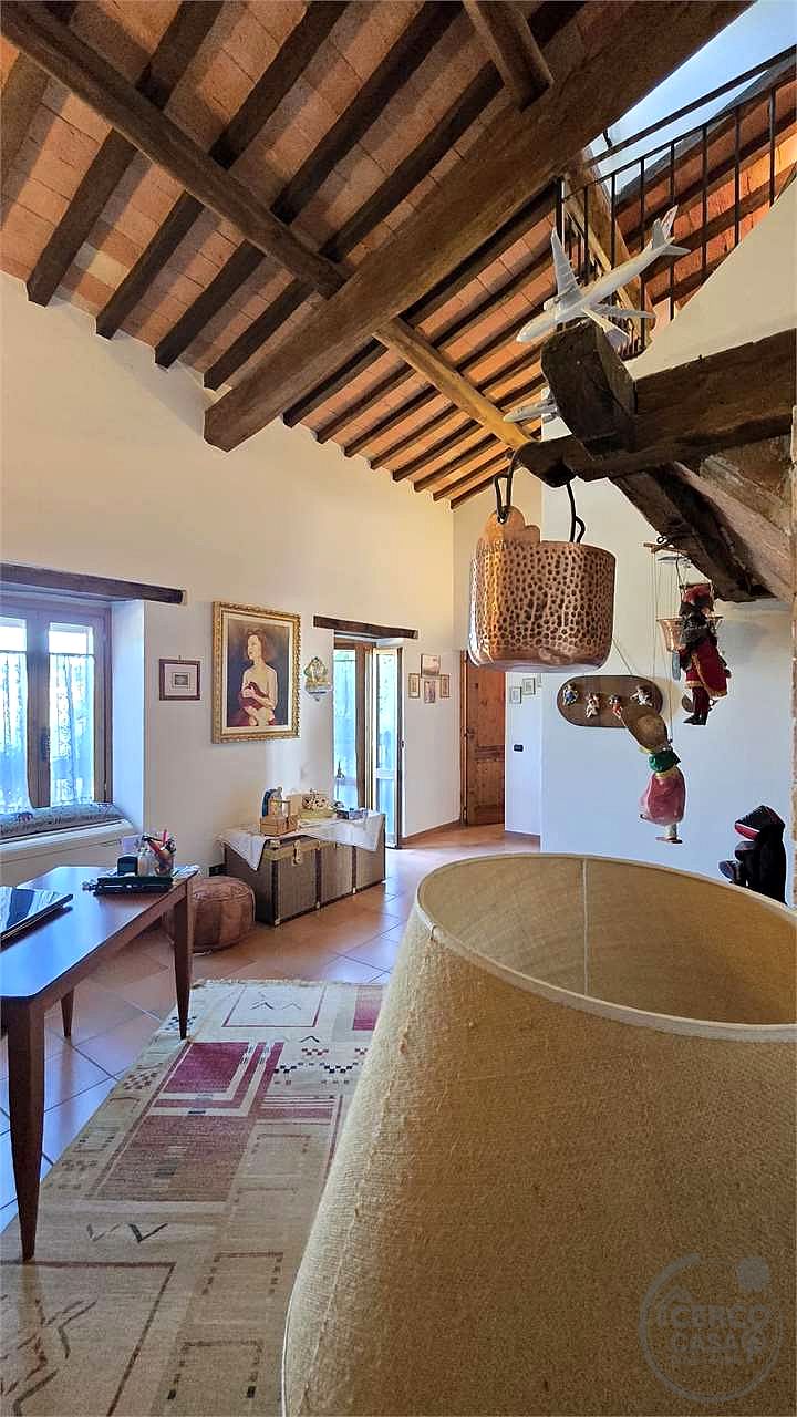 Prestigioso Casale dominante in Pietra con Piscina e Panorama Unico nelle Colline di Corciano