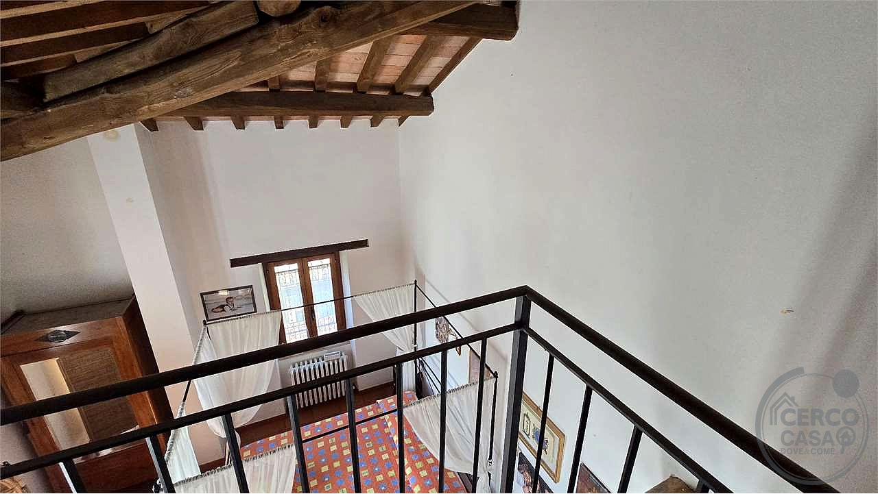 Prestigioso Casale dominante in Pietra con Piscina e Panorama Unico nelle Colline di Corciano