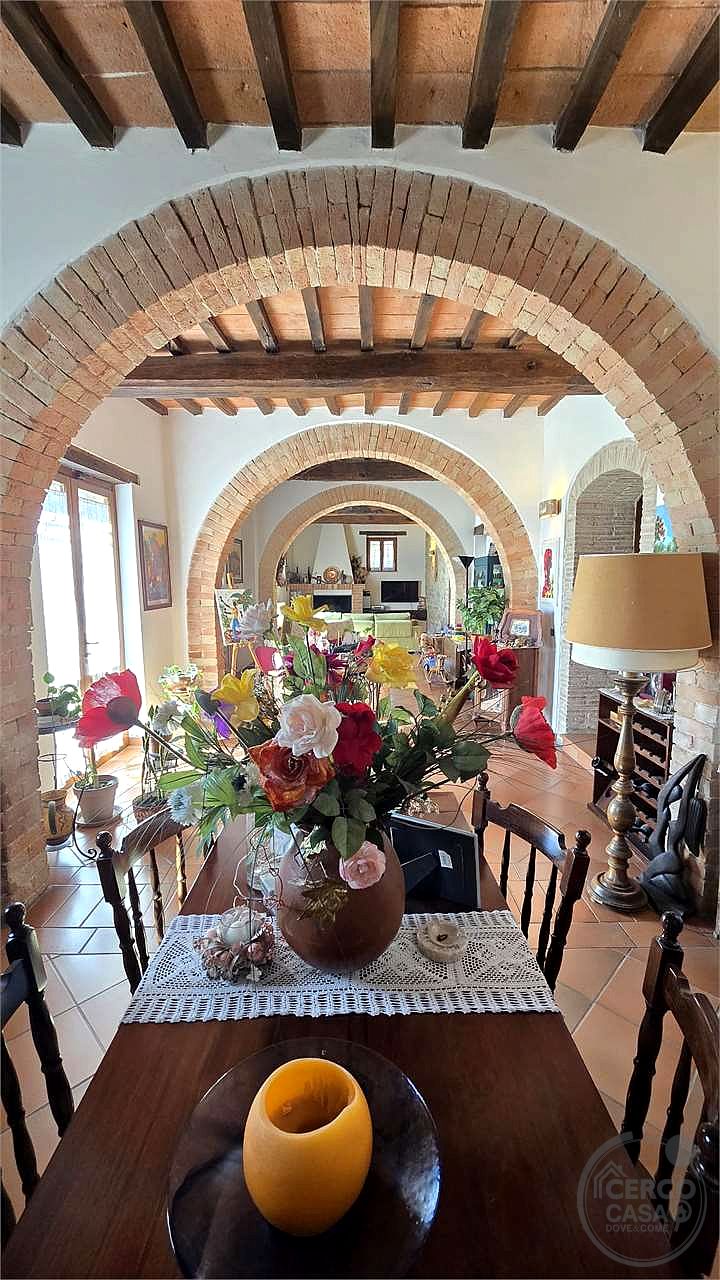 Prestigioso Casale dominante in Pietra con Piscina e Panorama Unico nelle Colline di Corciano