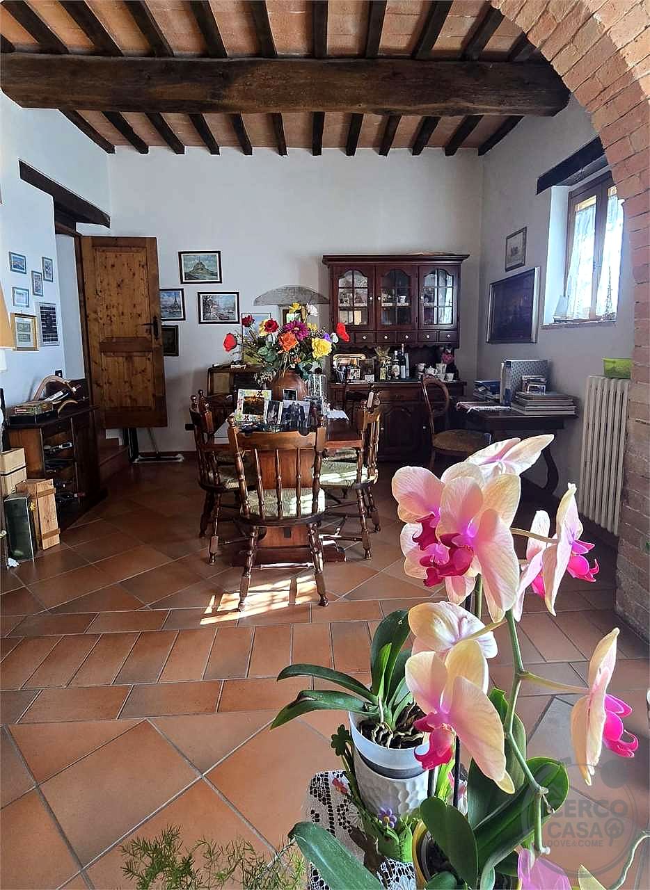 Prestigioso Casale dominante in Pietra con Piscina e Panorama Unico nelle Colline di Corciano