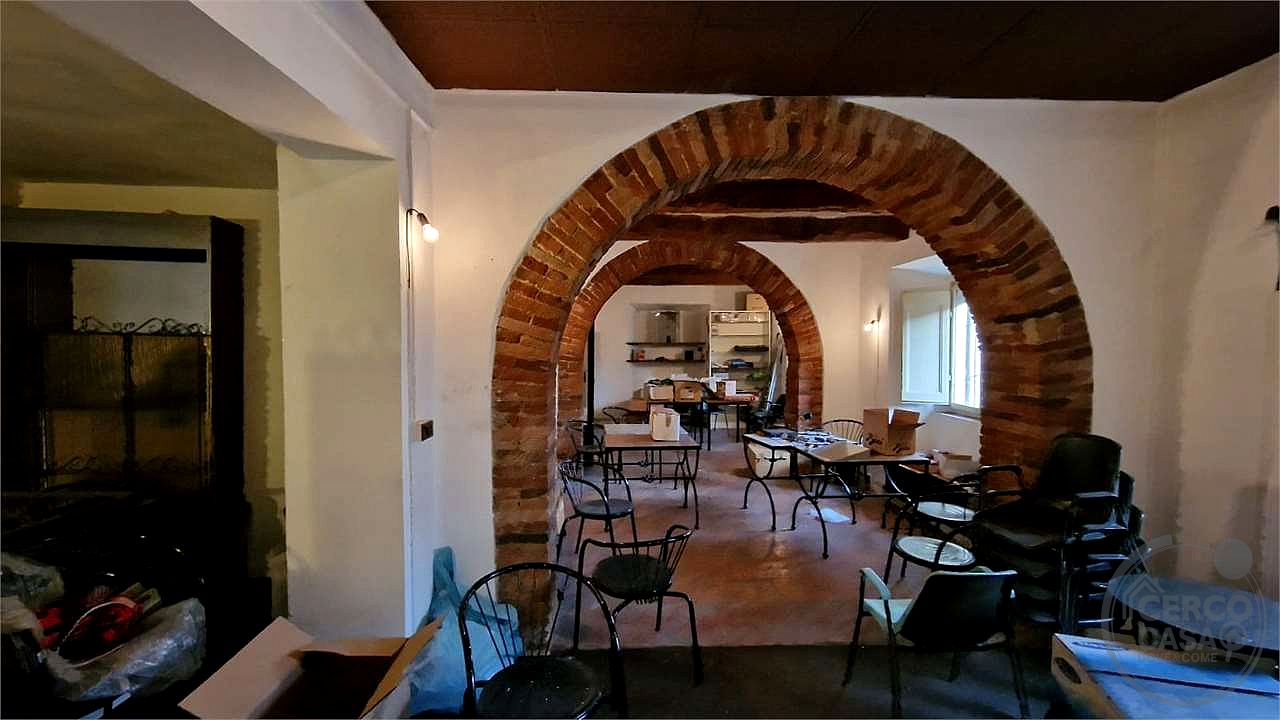 Locale commerciali in vendita ottima visibilità a Magione