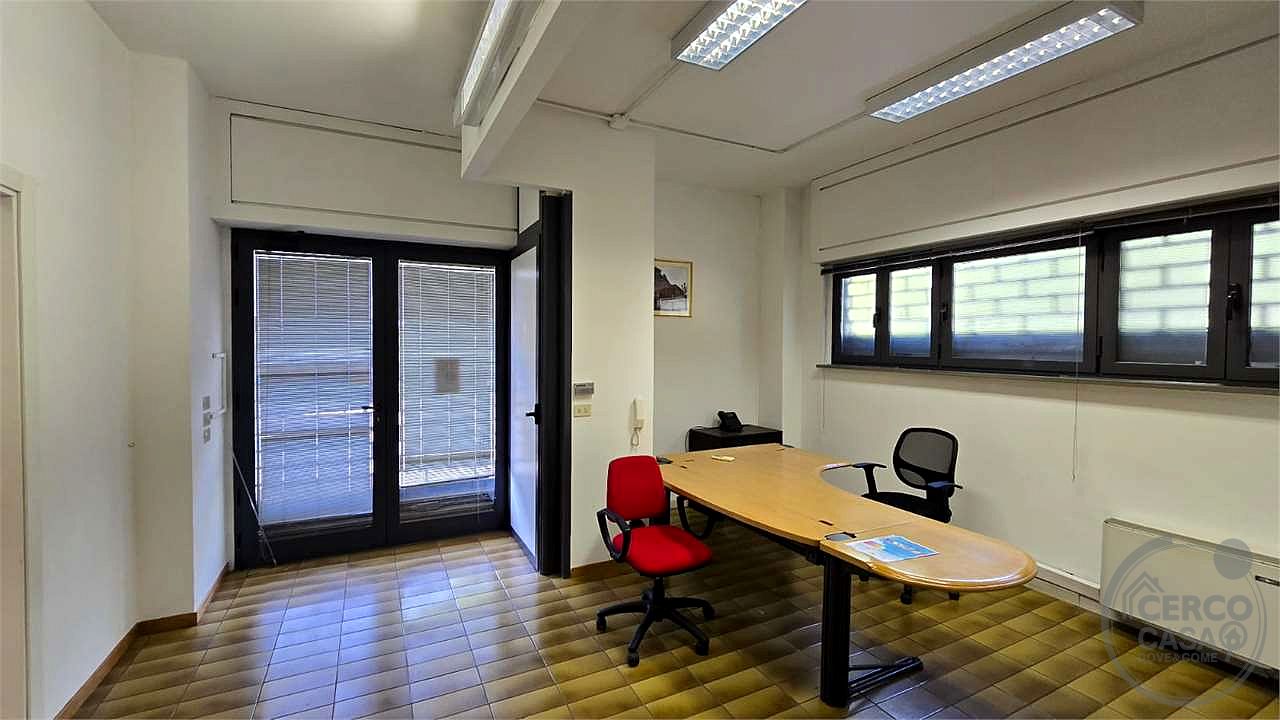 Locale commerciale ampie metrature ottima soluzione fronte strada.