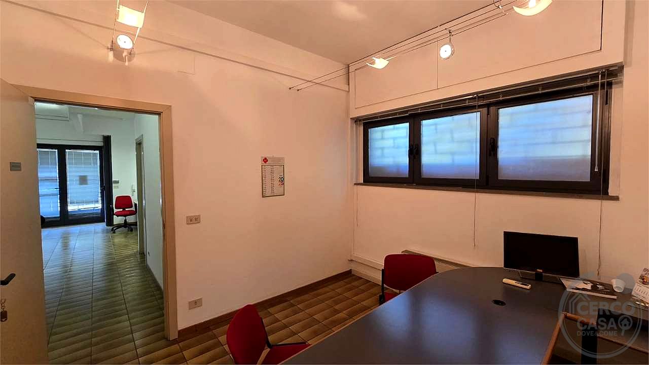 Locale commerciale ampie metrature ottima soluzione fronte strada.