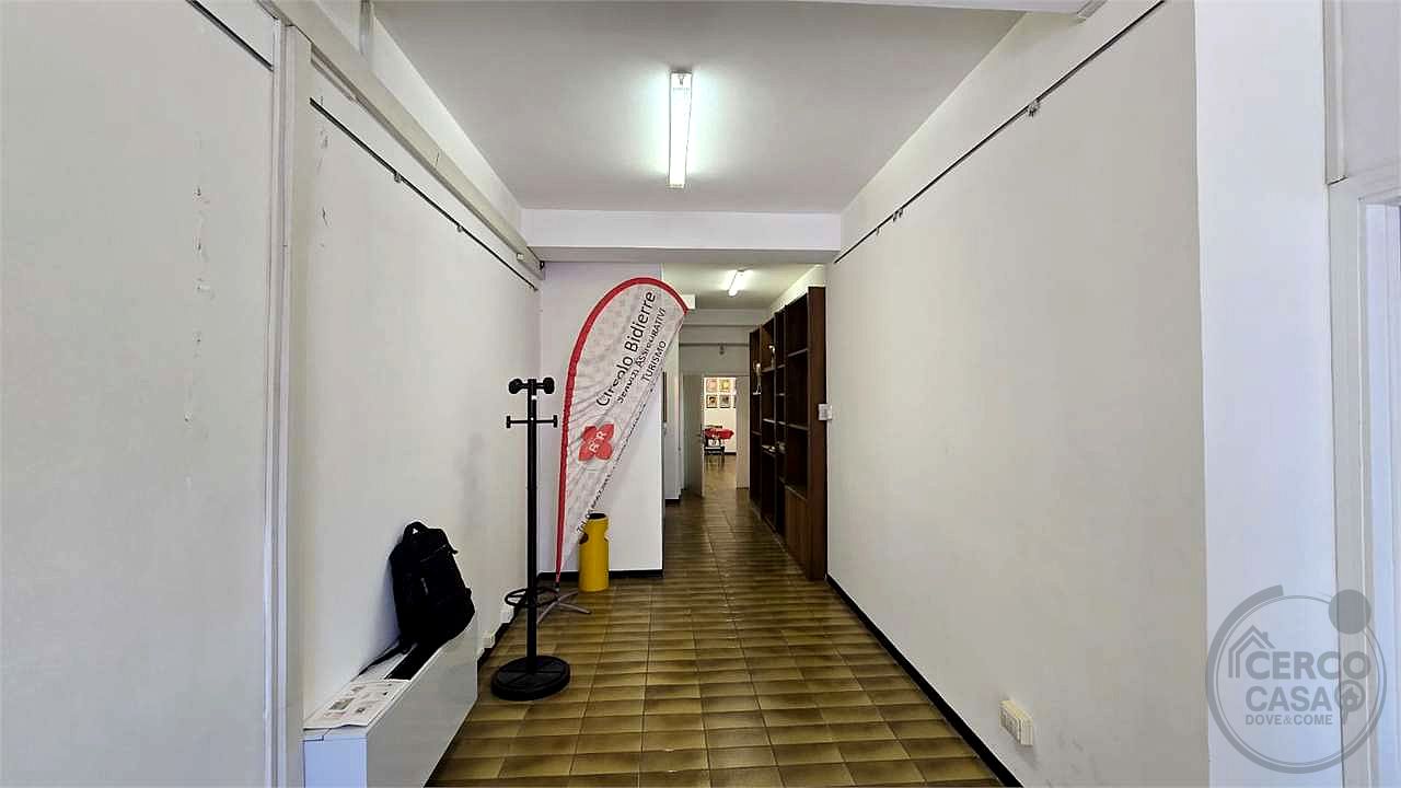 Locale commerciale ampie metrature ottima soluzione fronte strada.