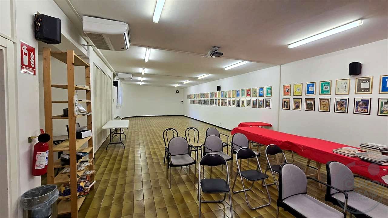 Locale commerciale ampie metrature ottima soluzione fronte strada.
