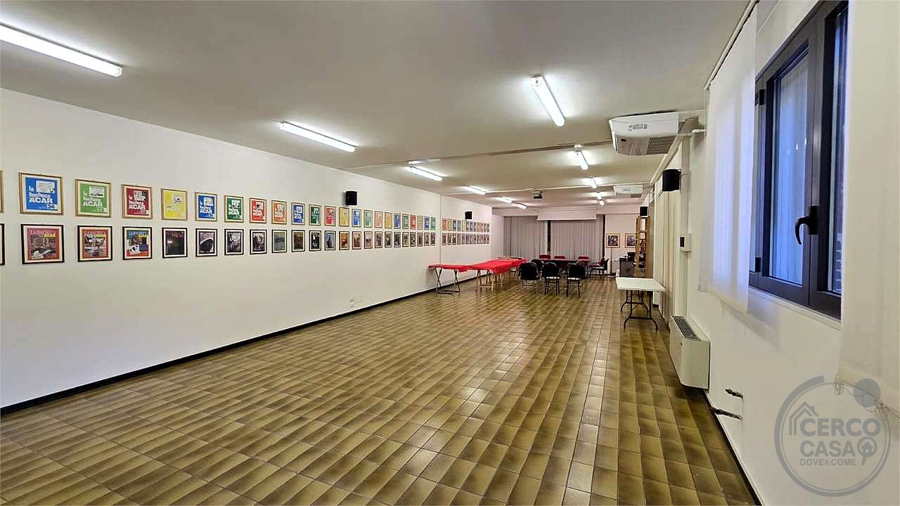 Locale commerciale ampie metrature ottima soluzione fronte strada.