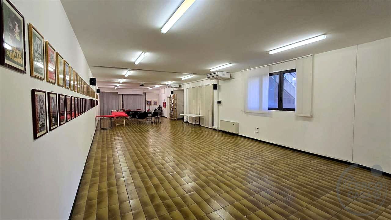 Locale commerciale ampie metrature ottima soluzione fronte strada.