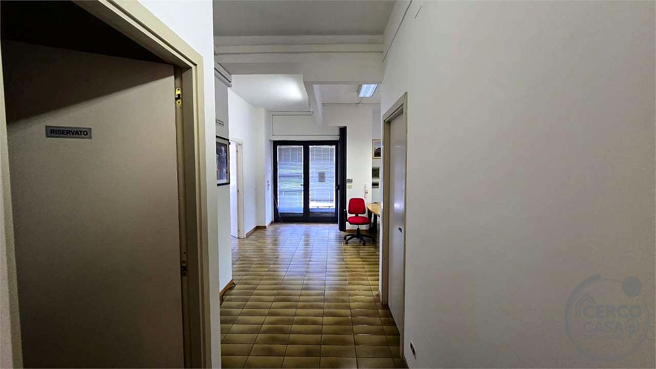 Locale commerciale ampie metrature ottima soluzione fronte strada.