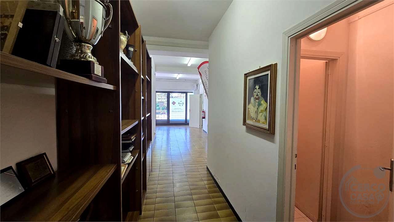 Locale commerciale ampie metrature ottima soluzione fronte strada.