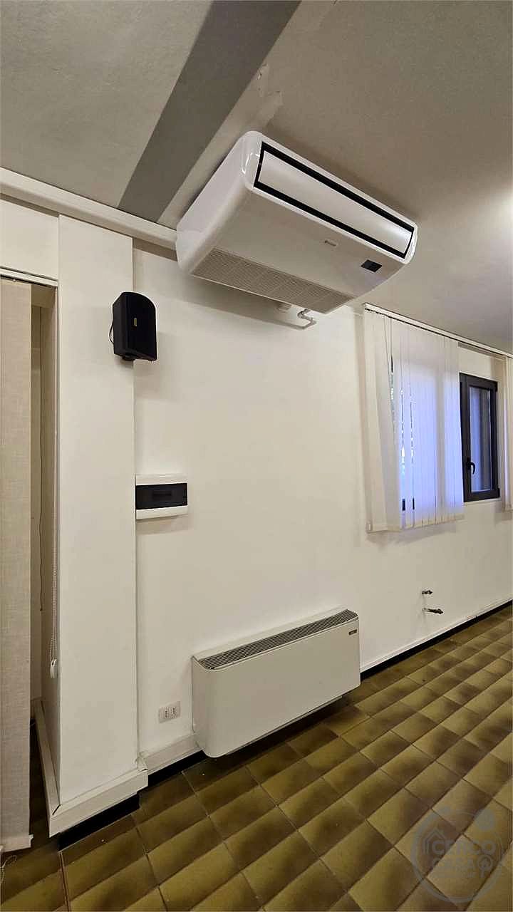 Locale commerciale ampie metrature ottima soluzione fronte strada.