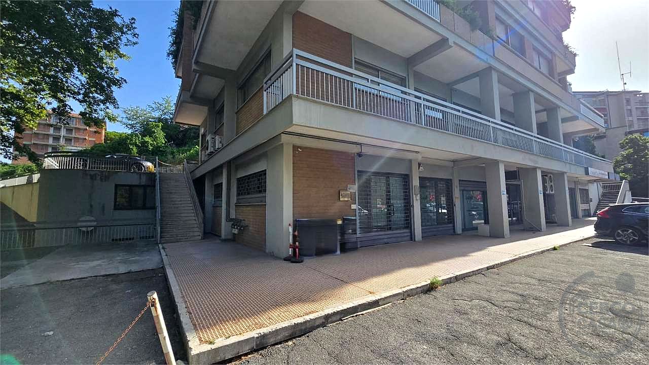 Locale commerciale ampie metrature ottima soluzione fronte strada.