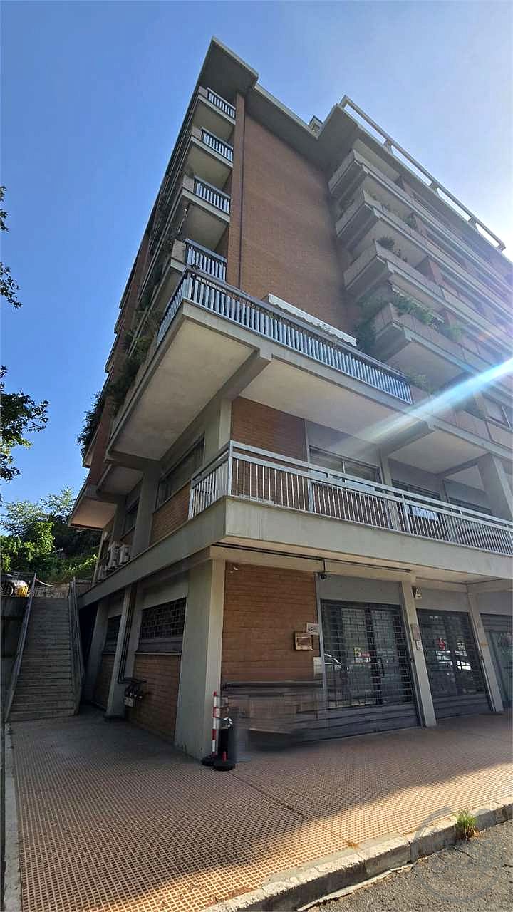 Locale commerciale ampie metrature ottima soluzione fronte strada.