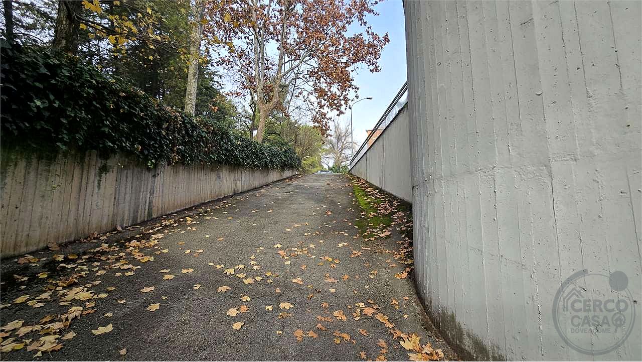 Locale commerciale ampie metrature ottima soluzione fronte strada.