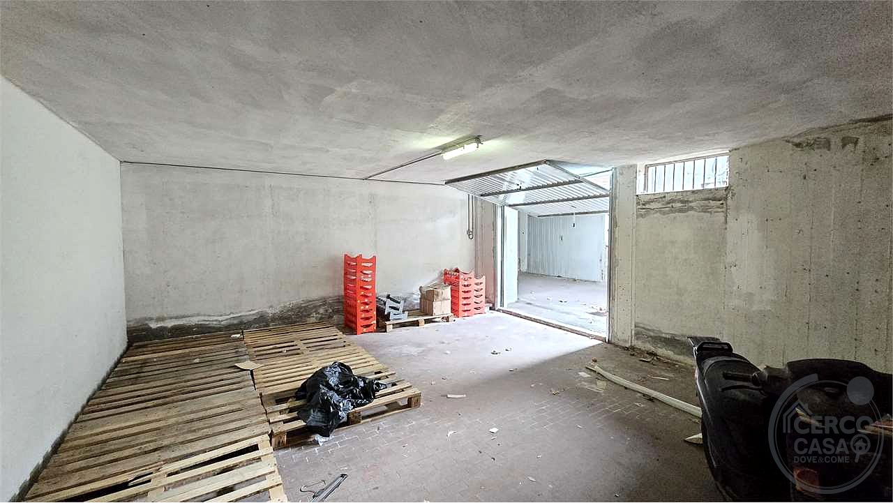 Locale commerciale ampie metrature ottima soluzione fronte strada.