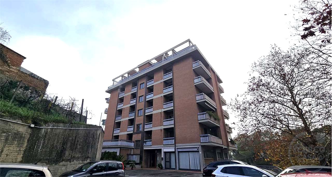 Locale commerciale ampie metrature ottima soluzione fronte strada.