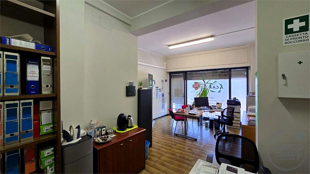 Locale commerciale ampie metrature ottima soluzione fronte strada.