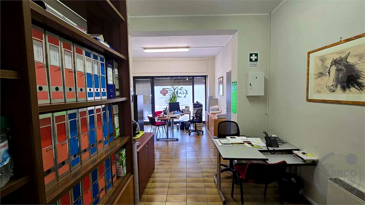 Locale commerciale ampie metrature ottima soluzione fronte strada.