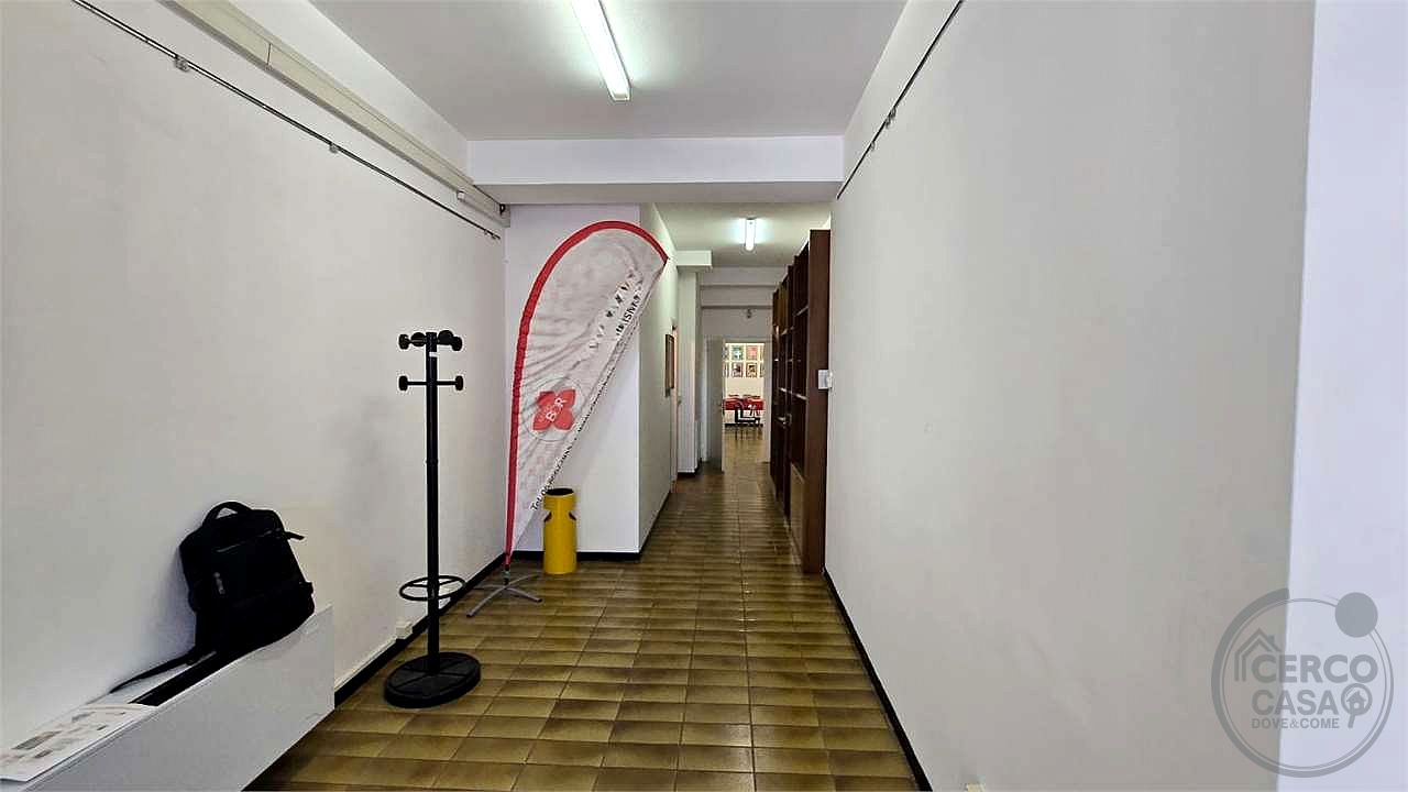 Locale commerciale ampie metrature ottima soluzione fronte strada.