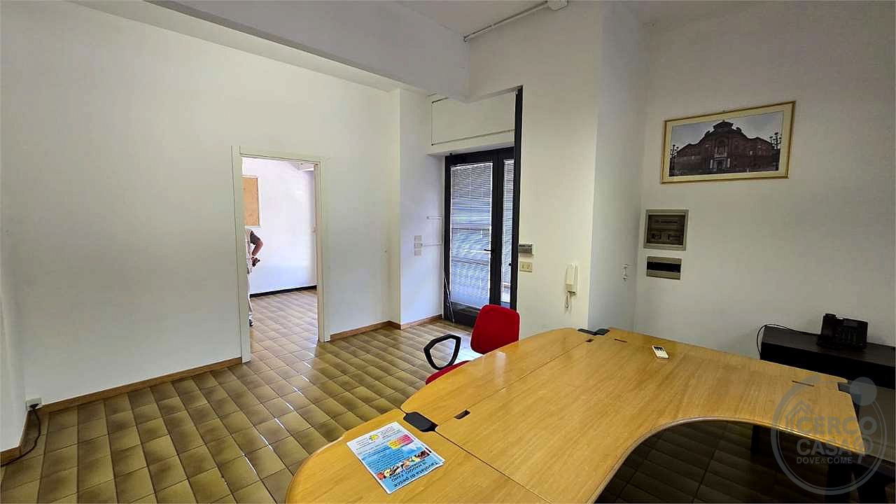 Locale commerciale ampie metrature ottima soluzione fronte strada.