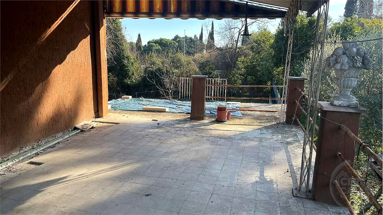 ZONA PREPO Casa singola con due appartamenti e ampio terreno privato