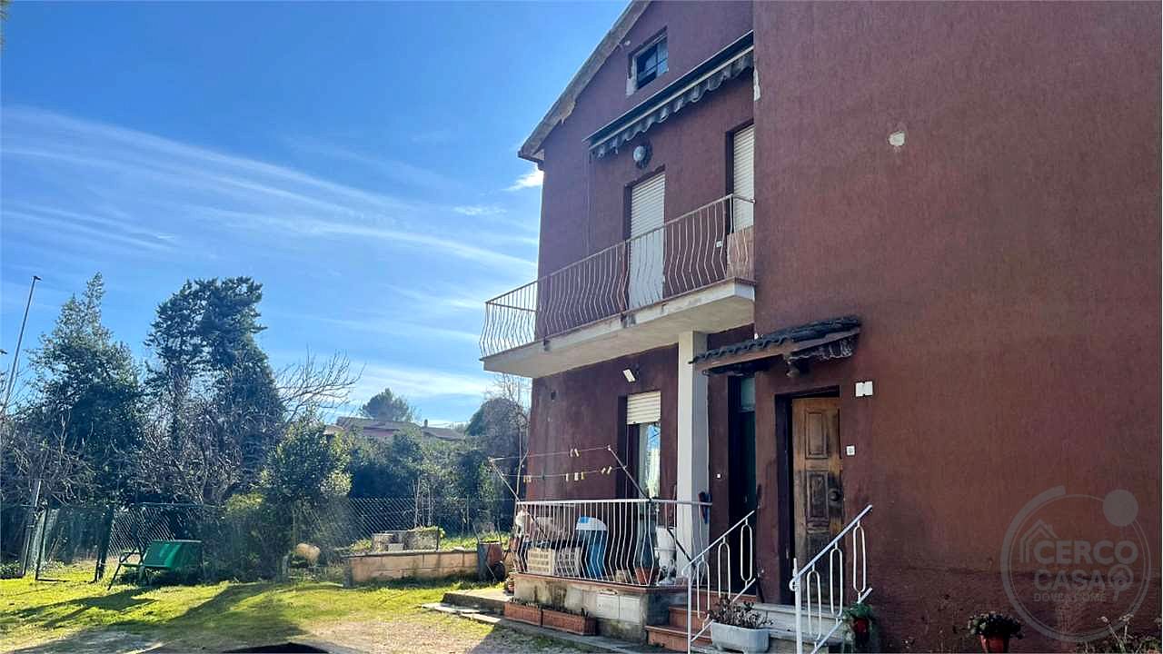 ZONA PREPO Casa singola con due appartamenti e ampio terreno privato