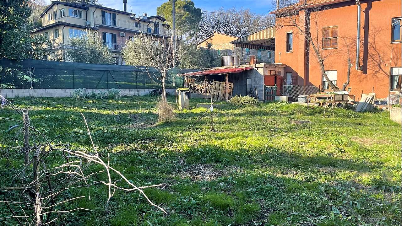 ZONA PREPO Casa singola con due appartamenti e ampio terreno privato