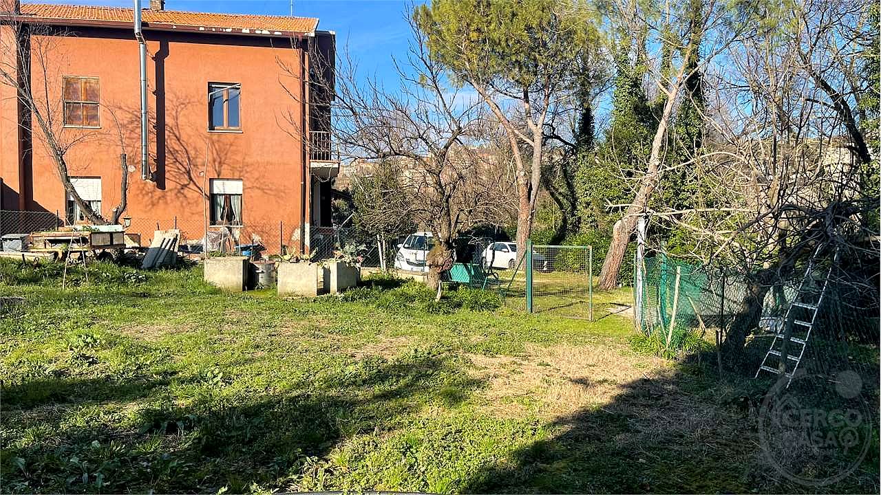 ZONA PREPO Casa singola con due appartamenti e ampio terreno privato