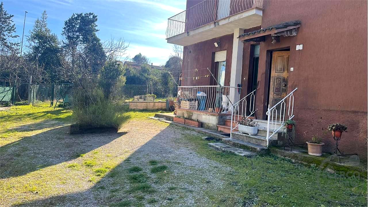 ZONA PREPO Casa singola con due appartamenti e ampio terreno privato