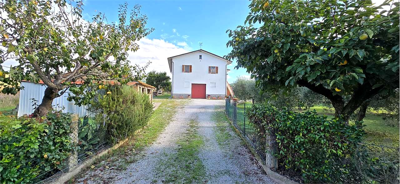 Casolare di campagna con terreno privato – Piccione, Perugia