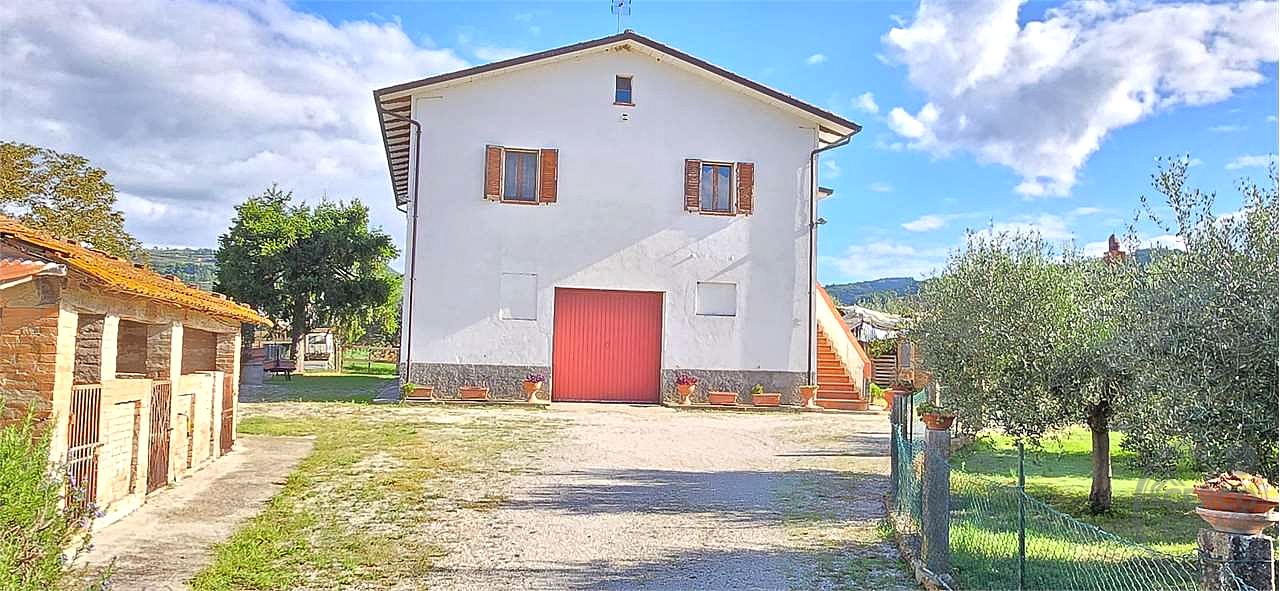Casolare di campagna con terreno privato – Piccione, Perugia