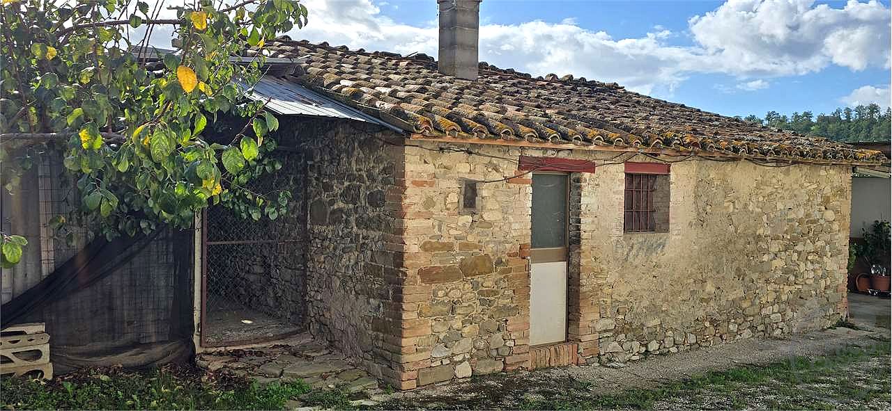 Casolare di campagna con terreno privato – Piccione, Perugia