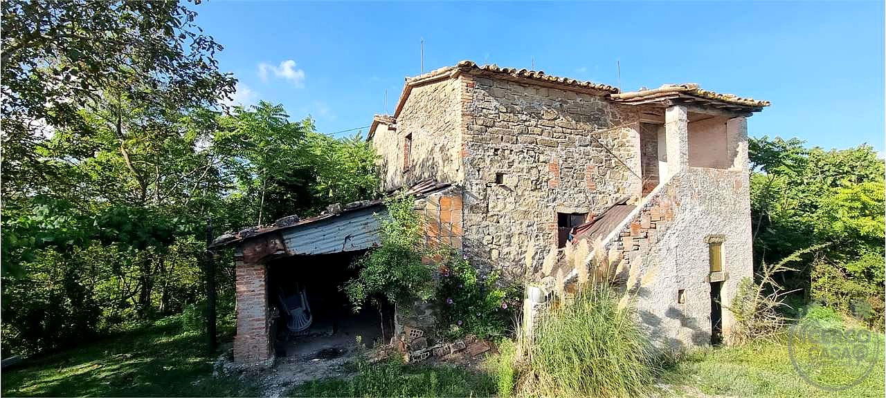 Gubbio casale con 18 ettari di terreno