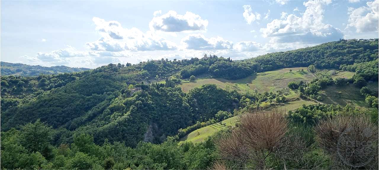 Gubbio casale con 18 ettari di terreno