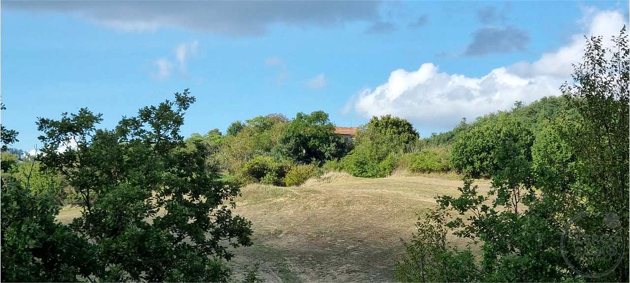 Gubbio casale con 18 ettari di terreno