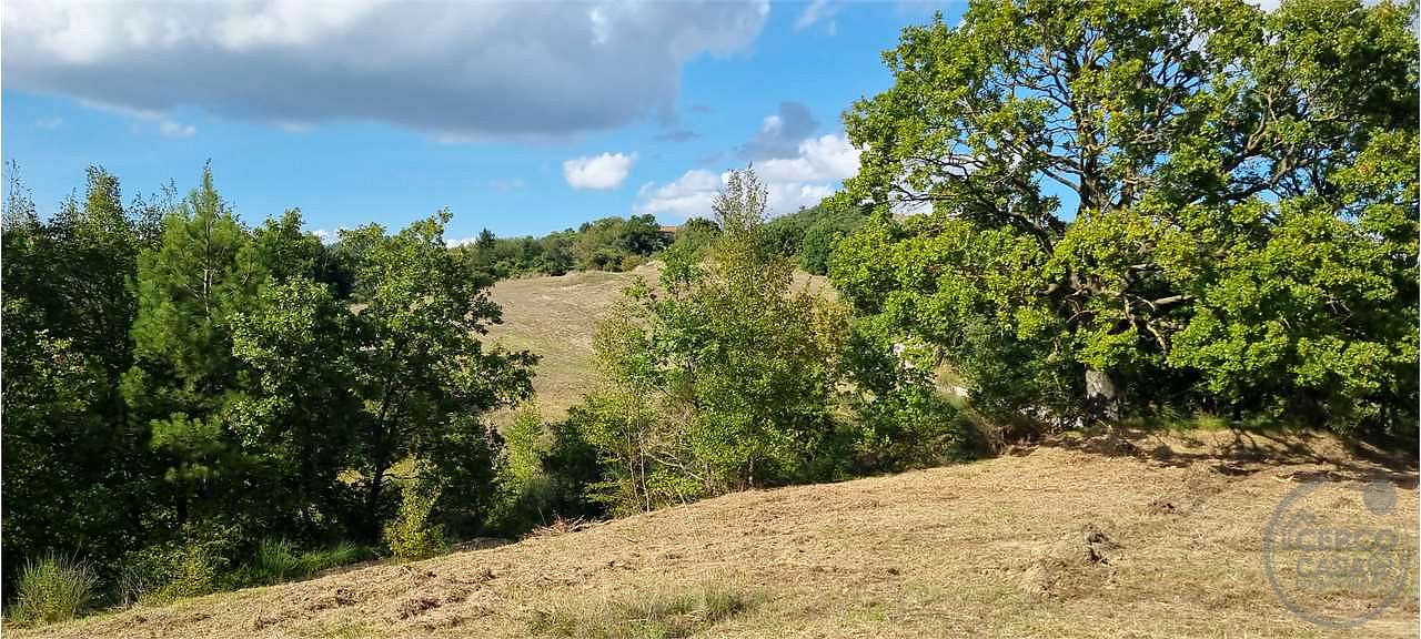 Gubbio casale con 18 ettari di terreno