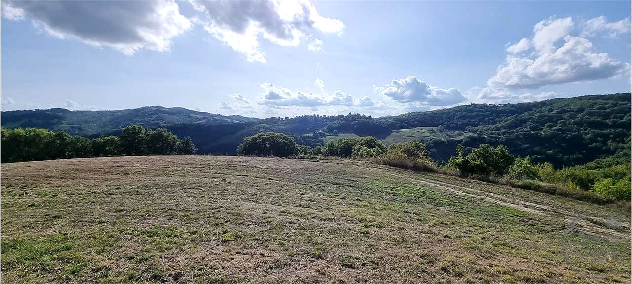 Gubbio casale con 18 ettari di terreno
