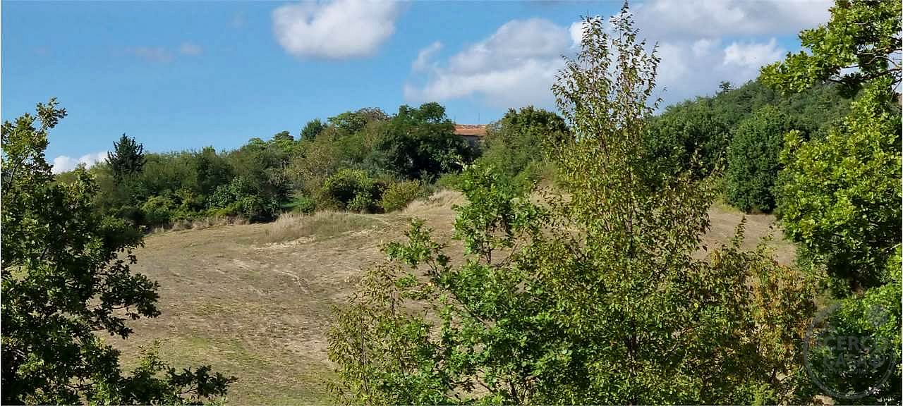 Gubbio casale con 18 ettari di terreno