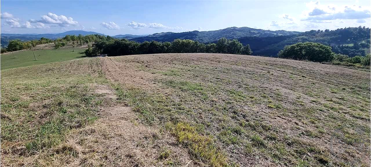 Gubbio casale con 18 ettari di terreno