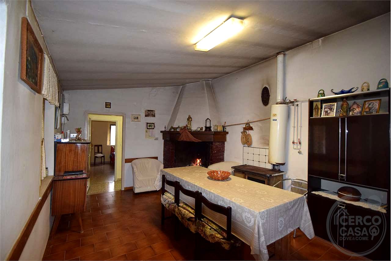 Gubbio casale con 18 ettari di terreno