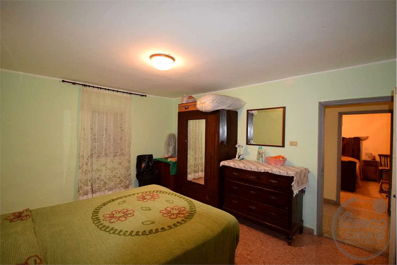 Gubbio casale con 18 ettari di terreno
