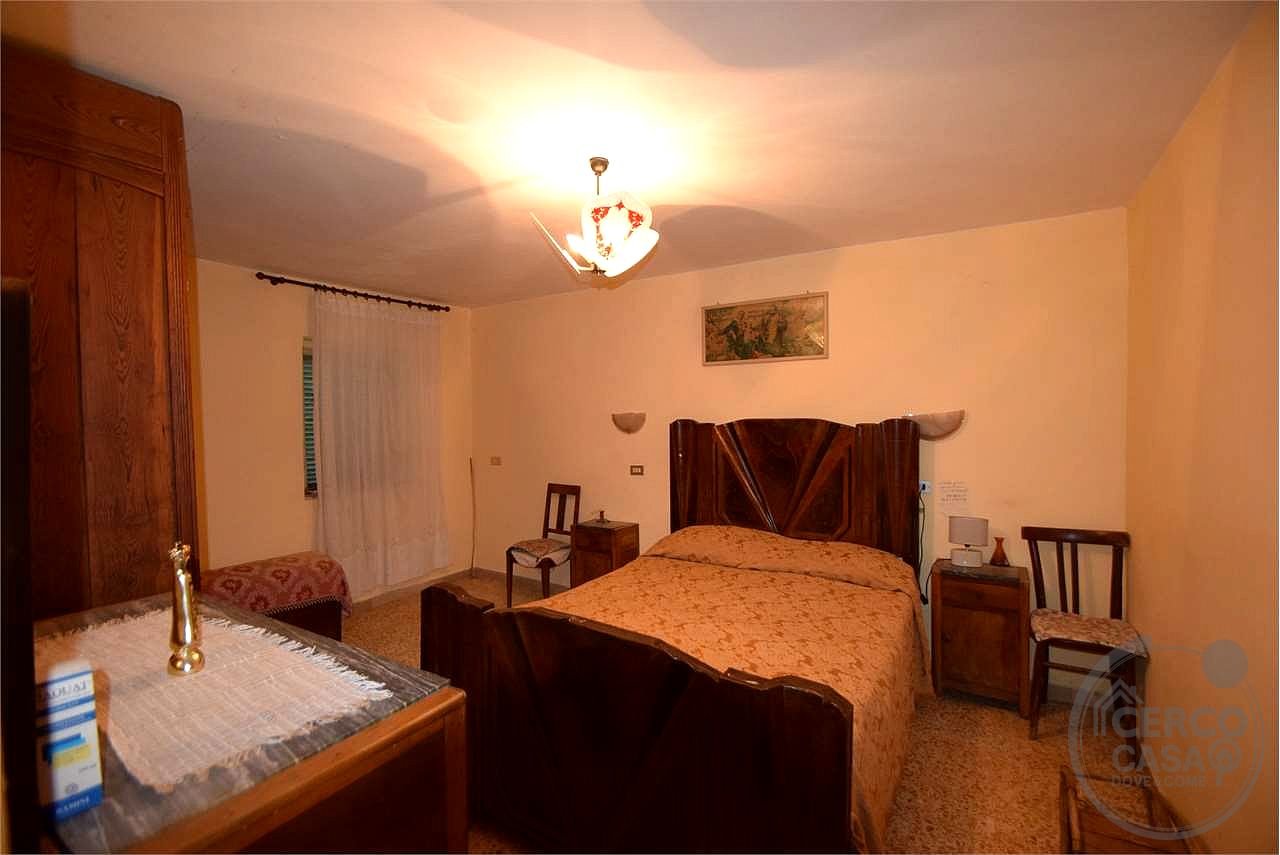 Gubbio casale con 18 ettari di terreno