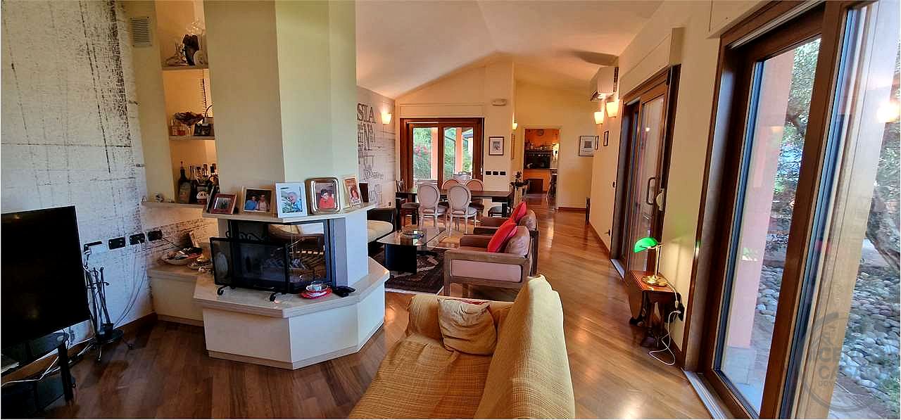 Prestigiosa villa indipendente parco, piscina e vista panoramica