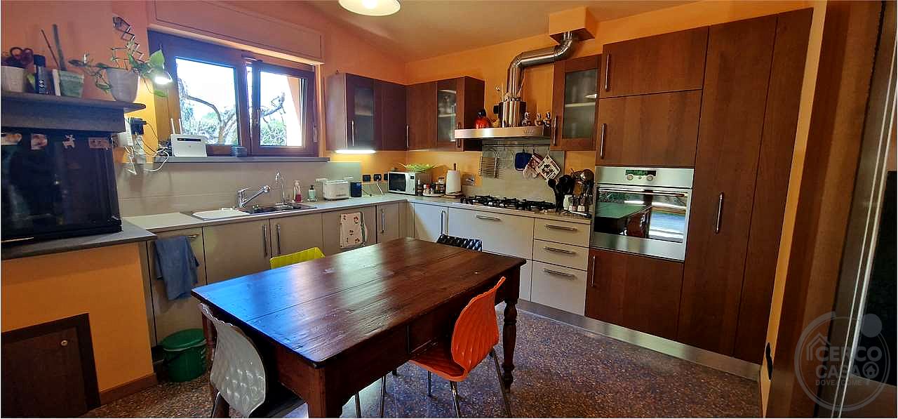 Prestigiosa villa indipendente parco, piscina e vista panoramica