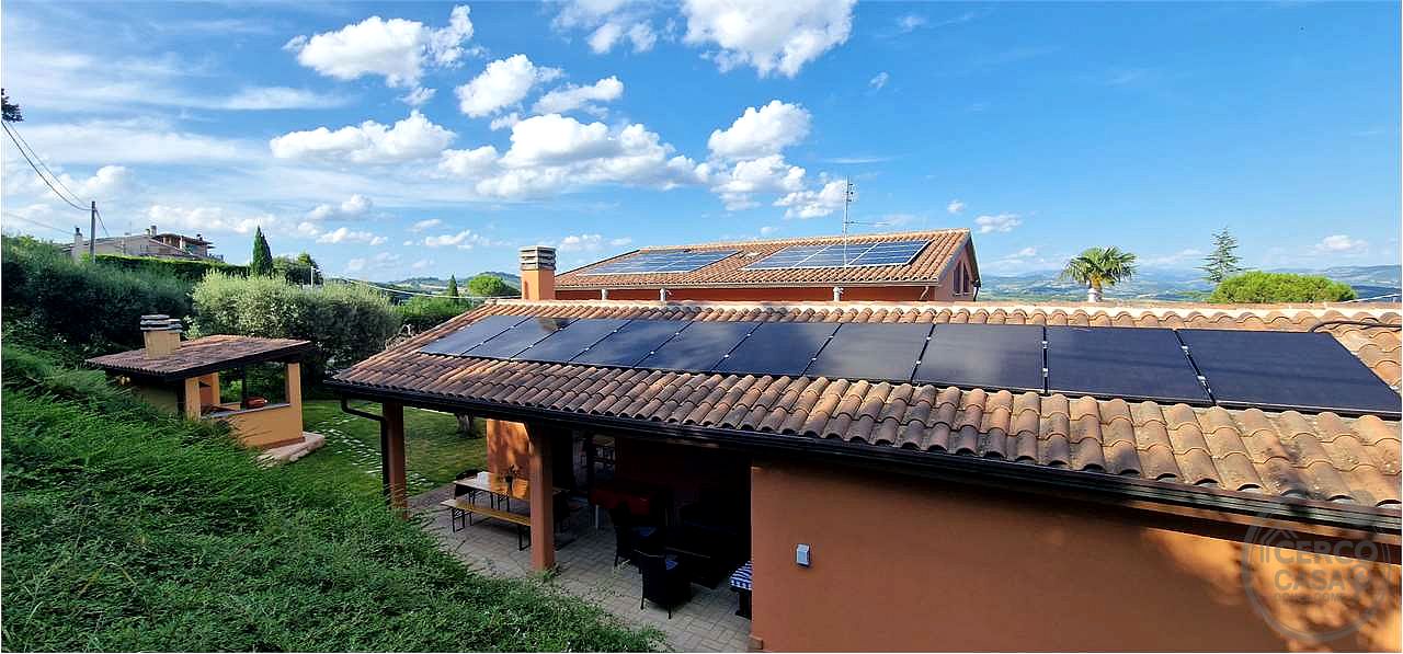 Prestigiosa villa indipendente parco, piscina e vista panoramica