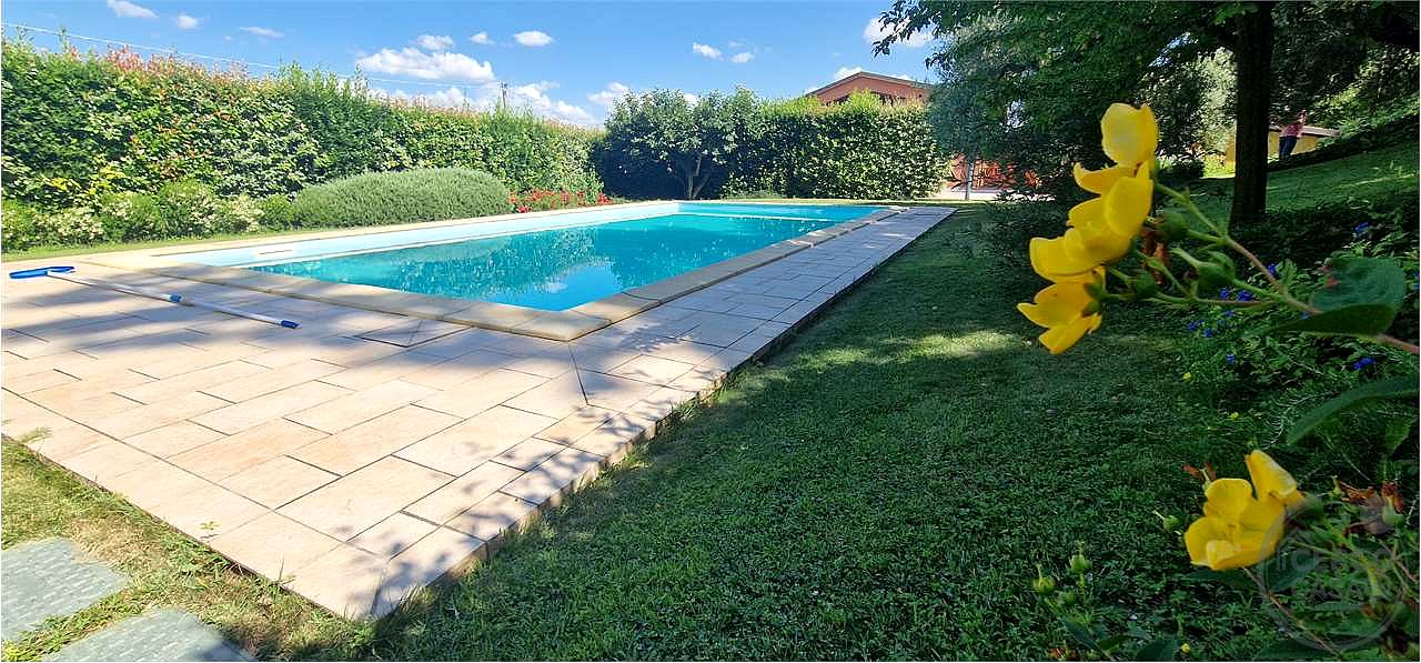 Prestigiosa villa indipendente parco, piscina e vista panoramica