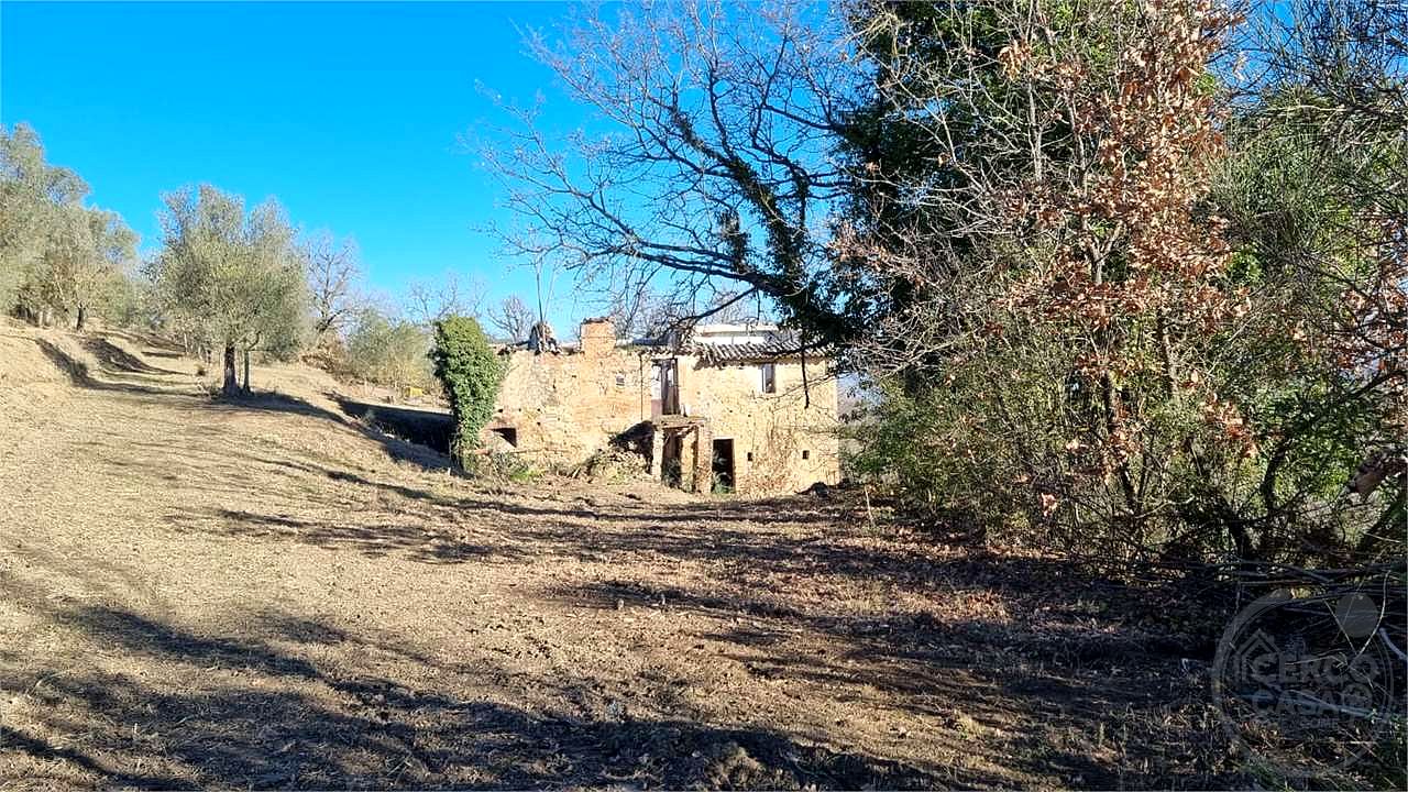 Casale con 1,5 ettari di terreno e uliveto Marsciano / Compignano