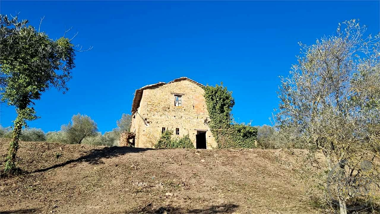 Casale con 1,5 ettari di terreno e uliveto Marsciano / Compignano