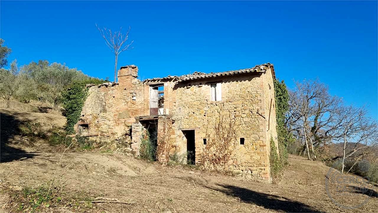 Casale con 1,5 ettari di terreno e uliveto Marsciano / Compignano