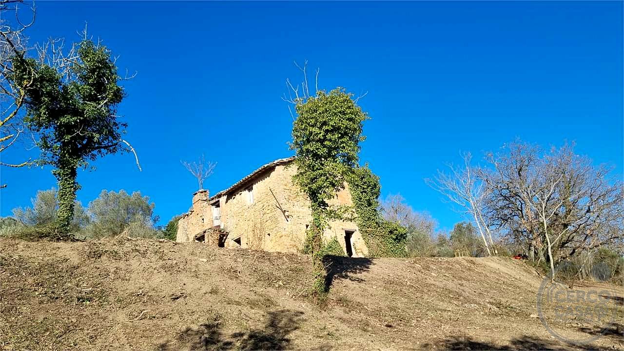 Casale con 1,5 ettari di terreno e uliveto Marsciano / Compignano