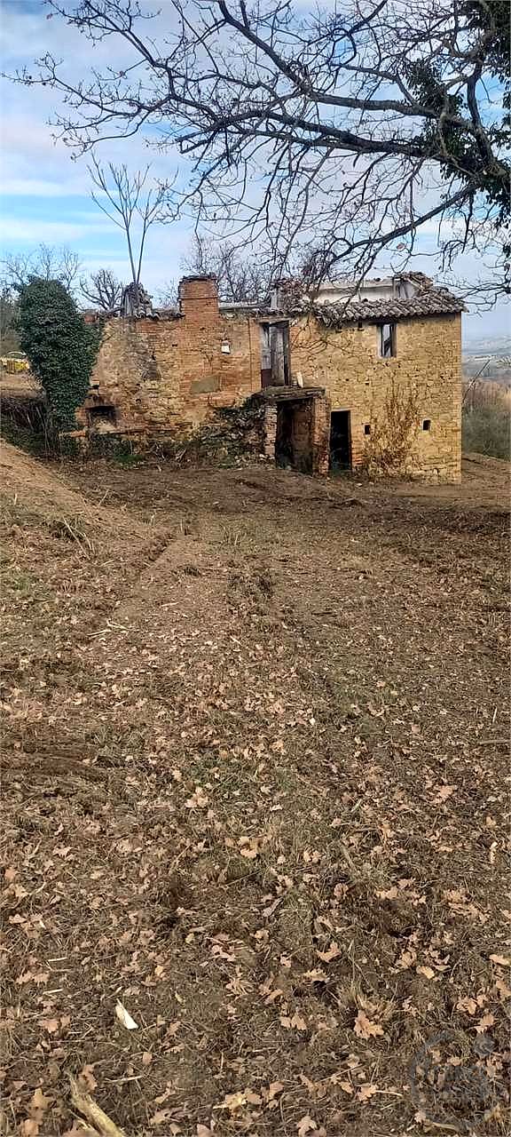 Casale con 1,5 ettari di terreno e uliveto Marsciano / Compignano